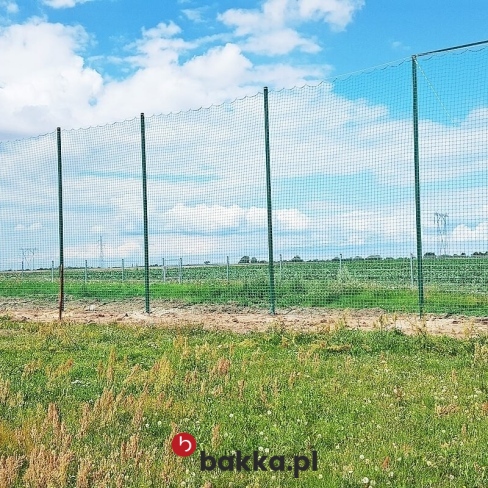Siatka ochronna o oczkach 10 cm na słupach 5 metrowych do ochrony terenu