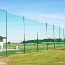 Piłkochwyty // Piłkochwyty sportowe z siatką 3mm na wymiar w kolorze zielonym z wysokimi słupami // Bakka