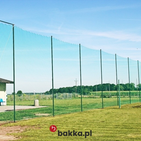 Piłkochwyty sportowe z siatką 3mm na wymiar w kolorze zielonym z wysokimi słupami
