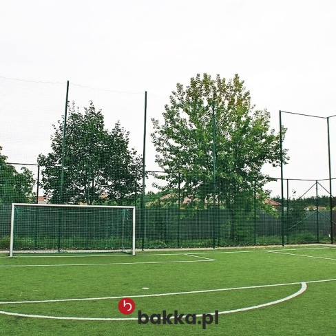 Siatka piłkochwyt o wysokości 5 metrów z oczkami 10x10 cm i grubości 6 mm, wykonana z polipropylenu, w kolorze zielonym z obszyciem, na słupach o długości 6 metrów.