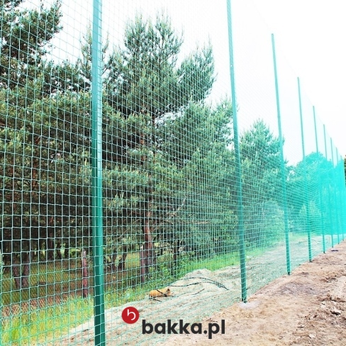 Zielona siatka ochronna do wyłapywania piłek o oczkach 8x8 centymetrów