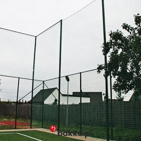 Piłkochwyt sportowy o wysokości 6 metrów z siatką zieloną i czarną