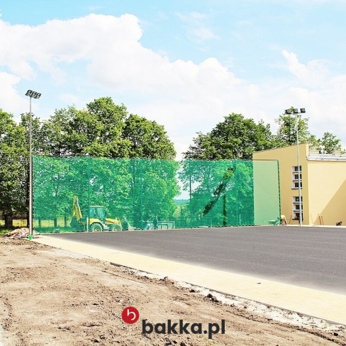Siatka ochronna na wymiar z materiału polipropylenowego o oczkach 8x8 cm i zielonym obszyciu