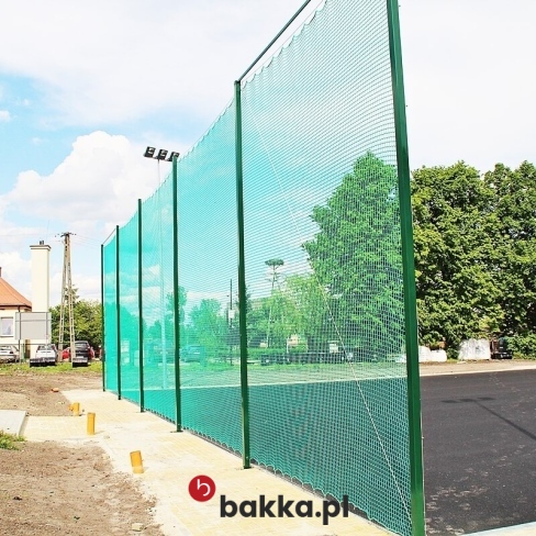 Zielony piłkochwyt o wysokości 6 metrów z siatką polipropylenową o oczkach 8x8 cm