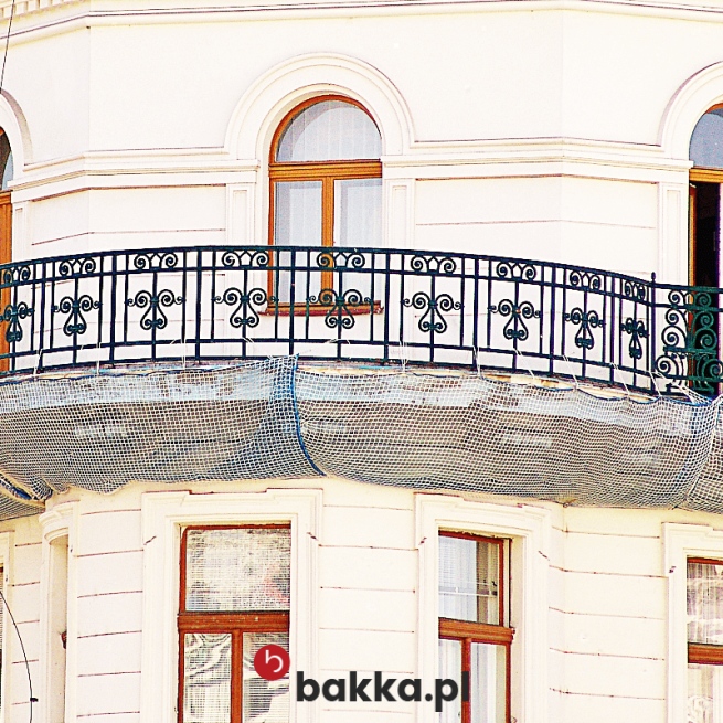   Bakka - Siatka ochronna z polipropylenu o zielonym lub szarym kolorze i dużych oczkach, sprzedawana jako produkt na indywidualne zamówienie. 