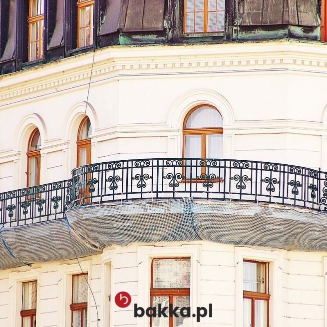 Elastyczna siatka z polipropylenu, dostępna w kolorze zielonym lub szarym z oczkami o wielkości 8x8 cm, stanowi trwałe i funkcjonalne zabezpieczenie elewacji przed różnorodnymi czynnikami zewnętrznymi, które mogą zagrażać jej estetyce oraz strukturze. Produkt sprzedawany jest na wymiar, co pozwala na idealne dopasowanie go do indywidualnych potrzeb i specyfiki każdej fasady, gwarantując tym samym skuteczne i kompleksowe zabezpieczenie całej powierzchni budynku. w Bakka