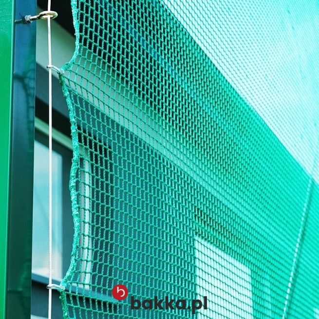 Siatka ochronna o małych oczkach 1x1 cm, wykonana z trwałego polipropylenu w kolorze szarym lub czarnym, doskonale sprawdza się w różnorodnych zabezpieczeniach ogrodowych oraz sportowych, oferując wysoką funkcjonalność i estetykę. Produkt sprzedawany jest na wymiar, co pozwala idealnie dopasować go do indywidualnych potrzeb klienta, zapewniając precyzyjne i skuteczne zabezpieczenie wybranej przestrzeni. w Bakka