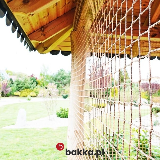  Bakka - Siatki elastyczne do zabezpieczenia altanek wykonane z tworzywa polipropylenowego o oczkach 1x1cm i grubości 2mm, dostępne w kolorach szarym i czarnym, sprzedawane na wymiar. 