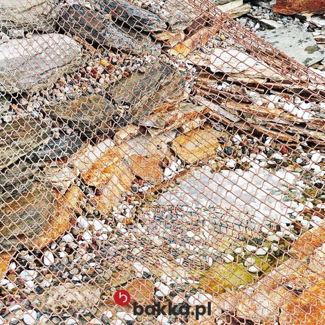 Zielona siatka ochronna z polipropylenu o oczkach 10x10 cm, sprzedawana na wymiar w Bakka