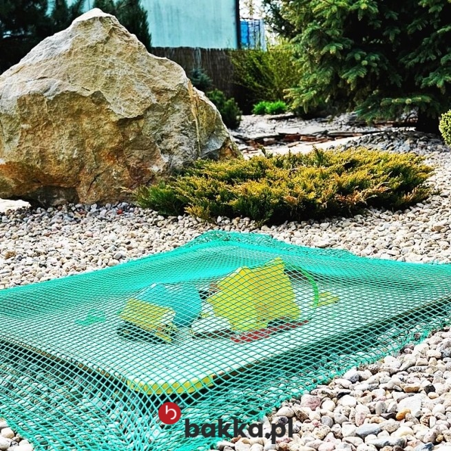 Siatki na piaskownice wykonane z elastycznego polipropylenu o oczkach 4,5x4,5 cm stanowią skuteczne zabezpieczenie, które doskonale dopasowuje się do kształtu piaskownicy, zapewniając trwałą ochronę przed zanieczyszczeniami z zewnątrz. Produkt dostępny jest w wybranym kolorze i sprzedawany na indywidualne zamówienie, co pozwala na precyzyjne dopasowanie do własnych wymiarów i potrzeb każdego klienta, gwarantując idealne dopasowanie. w Bakka