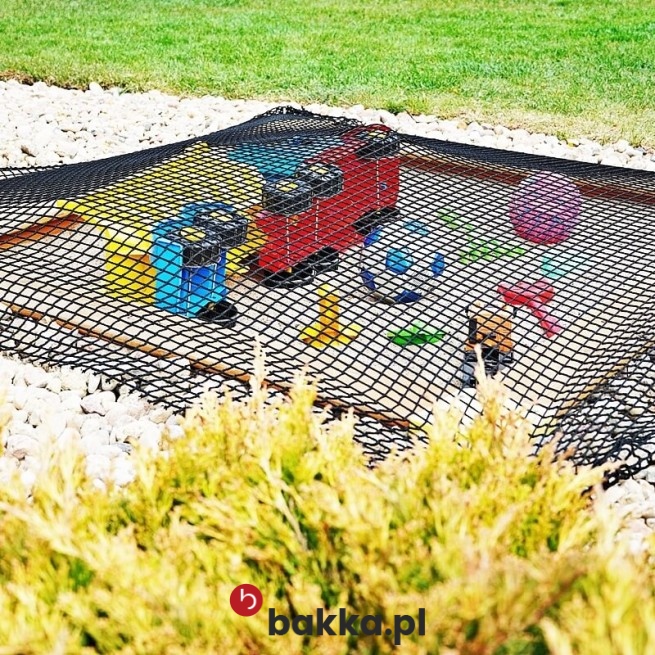 Elastyczna siatka polipropylenowa w kolorze zielonym lub grafitowym, o oczkach 4,5 cm, doskonale nadaje się do stworzenia skutecznej bariery, która pozwala zabezpieczyć wybrane powierzchnie i obiekty przed różnymi zagrożeniami zewnętrznymi, zapewniając im długotrwałą ochronę. Materiał ten jest dostępny na wymiar, co umożliwia idealne dopasowanie do indywidualnych potrzeb i specyfiki miejsca, w którym ma być zastosowany, dzięki czemu stanowi funkcjonalne oraz estetyczne rozwiązanie zabezpieczające. w Bakka