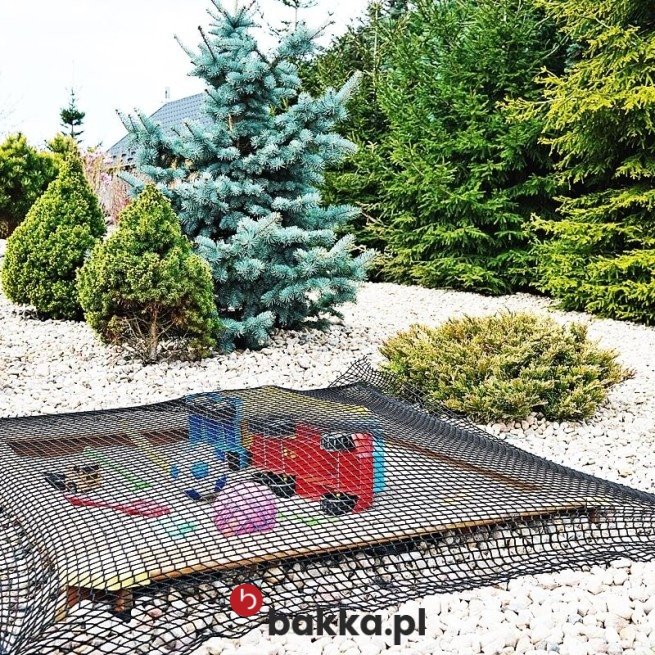 Siatka ogrodowa na metry, dostępna w zielonym lub grafitowym kolorze, pozwala na precyzyjne dopasowanie do dowolnej piaskownicy dzięki możliwości zakupu w rozmiarze odpowiadającym jej konkretnym wymiarom. Elastyczna i wytrzymała konstrukcja z trwałego polipropylenu skutecznie osłania piasek przed niepożądanymi zanieczyszczeniami, stanowiąc trwałą i dyskretną barierę ochronną. w Bakka