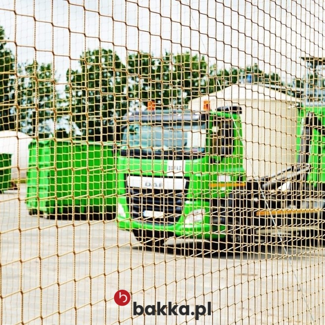   Bakka - Siatka zabezpieczająca do zabezpieczenia styropianu - elastyczna siatka ochronna z polipropylenu o oczkach 5x5 cm i grubości 2 mm, dostępna w kolorze beżowym. 