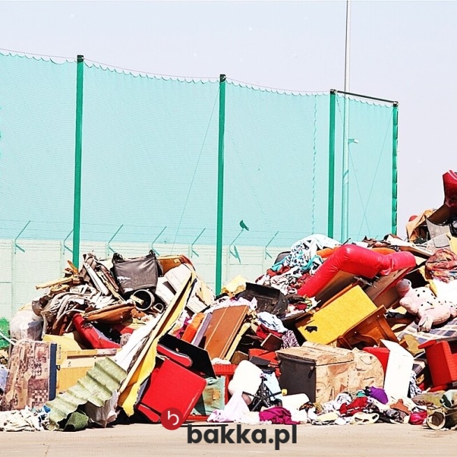 Elastyczne siatki z polipropylenu o oczkach 4,5x4,5 cm i grubości 3 mm dostępne są w wielu kolorach, aby spełnić wymagania różnych miejsc i zapewnić skuteczne zabezpieczenie, a dzięki możliwości przycięcia na wymiar można je idealnie dopasować do każdego obszaru, który wymaga ochrony. Produkt ten charakteryzuje się trwałością i wszechstronnością, co pozwala na jego zastosowanie w różnych sytuacjach, gdzie niezbędne jest solidne i estetyczne zabezpieczenie dostosowane do indywidualnych potrzeb oraz specyfiki otoczenia. w Bakka