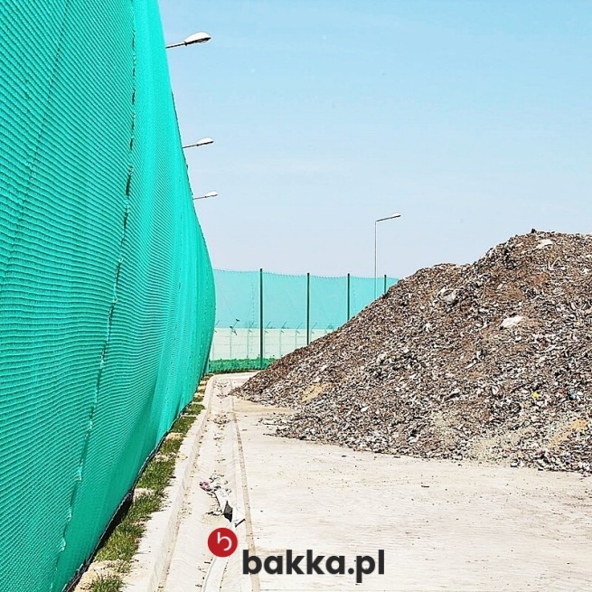 Zielona siatka ochronna na wysypisko z oczkami 4,5 cm w Bakka