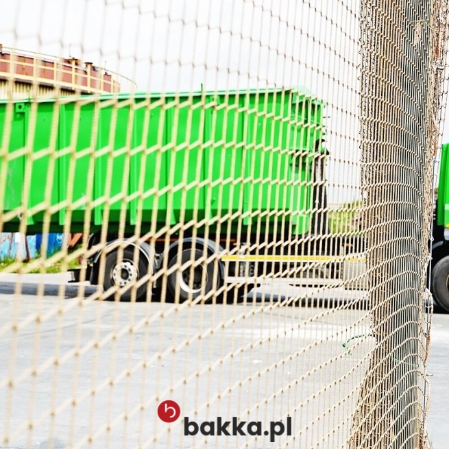 Siatka ochronna z polipropylenu do zabezpieczenia placu budowy - elastyczna siatka sznurkowa na wymiar z obszyciem w… w Bakka