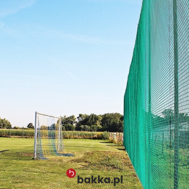 Elastyczne siatki z polipropylenu o oczkach 10x10 cm, dostępne na wymiar w zielonym kolorze i grubości sześciu milimetrów, stanowią skuteczny materiał do zabezpieczenia różnych przestrzeni i powierzchni przed niepożądanymi zdarzeniami. Ich solidna konstrukcja i precyzyjne wykonanie zapewniają wytrzymałość oraz trwałość, co czyni je niezawodnym rozwiązaniem do ochrony zarówno w warunkach wewnętrznych, jak i na zewnątrz obiektów. w Bakka