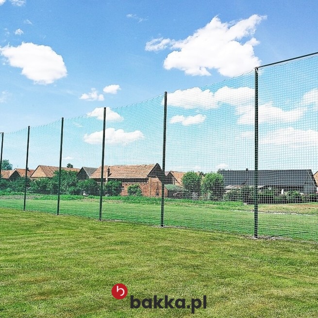   Bakka - Siatki zabezpieczające na boiska piłkarskie z tworzywa o oczkach 4,5x4,5 cm sprzedawane zgodnie z życzeniem klienta w wybranym kolorze. 