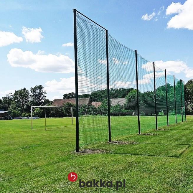   Bakka - Siatki materiałowe na ogrodzenie boisk piłkarskich wykonane z polipropylenu zielone i szare w wielkości oczka 8x8cm sprzedawane na wymiar jako produkt ochronny elastyczny i tekstylny do zabezpieczeń. 