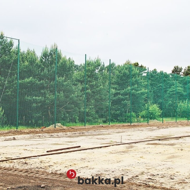   Bakka - Siatki zabezpieczające boiska piłkarskie z polipropylenu o oczkach sześciocentymetrowych w kolorach zielonym i grafitowym 