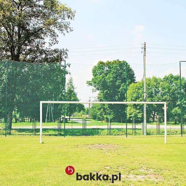 Wytrzymała siatka polipropylenowa na wymiar, o charakterystycznym zielonym kolorze i oczkach 8x8 cm, doskonale sprawdza się jako solidna przeszkoda do zabezpieczenia obwodu boiska piłkarskiego, skutecznie zatrzymując piłki i ograniczając ich niekontrolowane opuszczanie terenu gry. Ten solidny produkt na wymiar, wykonany z grubego, sześciomilimetrowego materiału, zapewnia trwałą i niezawodną osłonę całego obiektu sportowego, skutecznie chroniąc przestrzeń gry przed różnymi czynnikami zewnętrznymi oraz utrzymując ciągłość rozgrywki. w Bakka