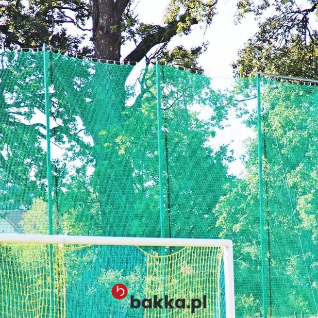 Zabezpieczenie boiska piłkarskiego wykonane jest z wytrzymałej, plecionej siatki materiałowej o małych oczkach, która jest produkowana dokładnie według podanych przez klienta wymiarów, gwarantując idealne dopasowanie i skuteczną ochronę. Elastyczna siatka ochronna z trwałego tworzywa, dostępna w różnych kolorach, skutecznie zabezpiecza teren gry, ponieważ jej specjalna konstrukcja zapewnia wysoką funkcjonalność i odporność na uszkodzenia mechaniczne przez długi czas. w Bakka