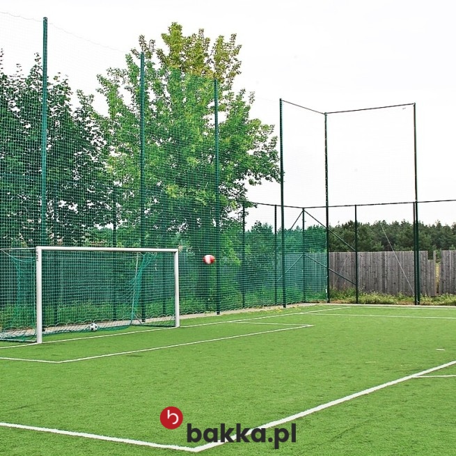   Bakka - Siatka z polipropylenu do ogrodzenia boiska piłkarskiego - siatka zabezpieczająca o oczku 8x8 cm i grubości 5 mm wykonana z elastycznego materiału na wymiar w kolorze zielonym lub szarym. 