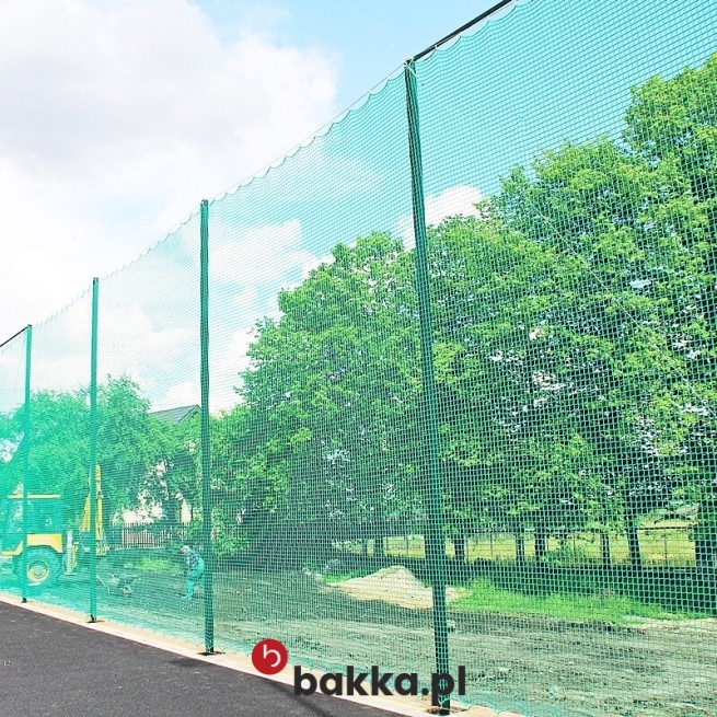   Bakka - Siatki zabezpieczające boiska piłkarskie z polipropylenu o oczkach sześciocentymetrowych w kolorach zielonym i grafitowym 