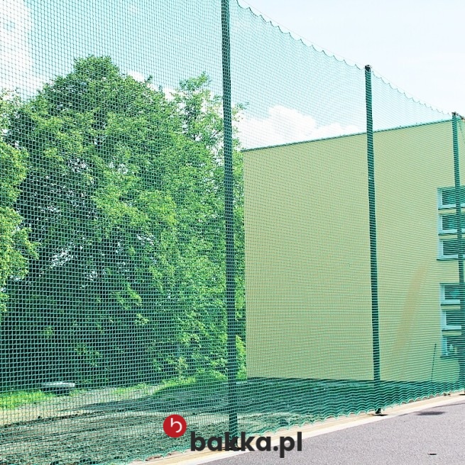   Bakka - Siatki ochronne do zabezpieczenia boisk piłkarskich wykonane z trwałego materiału o elastycznej strukturze i niewielkich oczkach dostępne w różnych kolorach do indywidualnego zamówienia według potrzebnych rozmiarów 