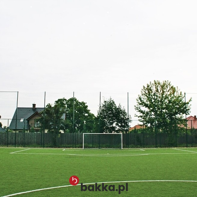   Bakka - Ogrodzenie boiska piłkarskiego - siatka ochronna pleciona z tworzywa, elastyczna i tekstylna, sprzedawana na wymiar z oczkiem 10x10 cm i grubością 5 mm, dostępna w zielonym lub czarnym kolorze. 