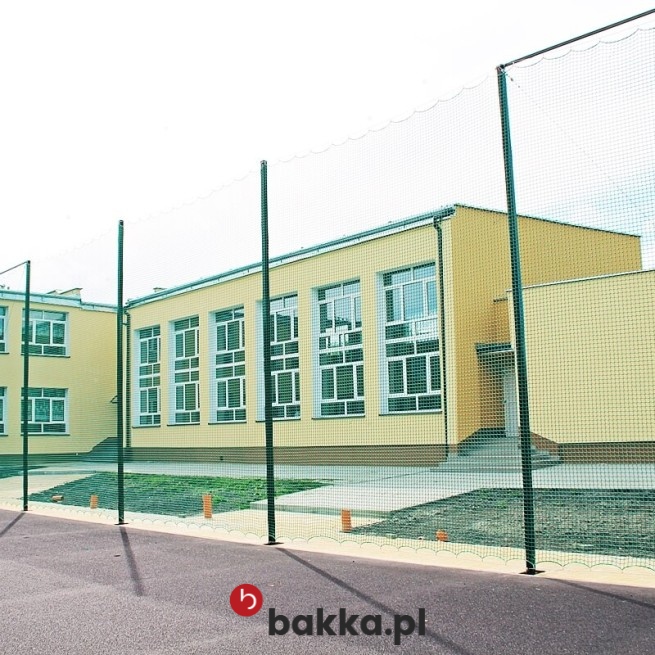   Bakka - Ogrodzenie boiska piłkarskiego - siatka pleciona z tworzywa o małych oczkach 2x2 cm i grubości 2 mm do wykonania zabezpieczeń 