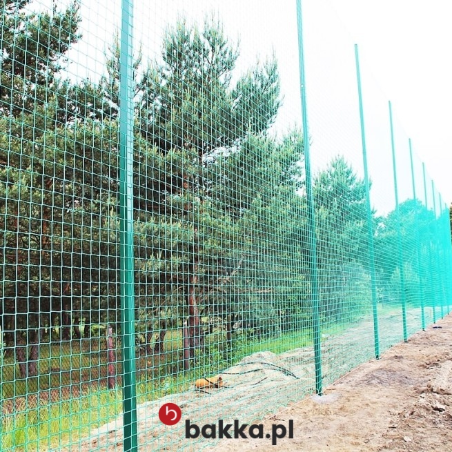   Bakka - Siatki zabezpieczające na boiska piłkarskie z tworzywa o oczkach 4,5x4,5 cm sprzedawane zgodnie z życzeniem klienta w wybranym kolorze. 