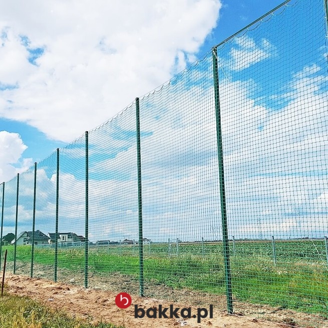   Bakka - Siatki ogrodzeniowe do boisk piłkarskich, wykonane z wytrzymałego materiału polipropylenowego o grubości 6 milimetrów, z charakterystycznym zielonym kolorem siatki i obszycia, posiadające oczka o wielkości 8 na 8 centymetrów, dostępne jako produkt sprzeda 