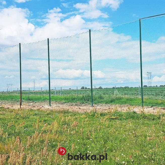 Specjalistyczna siatka ochronna z polipropylenu o oczkach 4,5x4,5 cm doskonale nadaje się do skutecznego zabezpieczania boisk szkolnych i innych obiektów sportowych, co zapewnia długotrwałą wytrzymałość i funkcjonalność takiego ogrodzenia. Materiał w kolorze zielonym lub grafitowym, sprzedawany na metry, umożliwia precyzyjne dopasowanie do każdego wymiaru, a dzięki swojej konstrukcji skutecznie spełnia rolę trwałej bariery zabezpieczającej wyznaczony teren. w Bakka