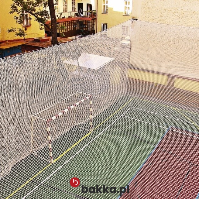 Siatki z polipropylenu o małym oczku i grubości 2 mm są przeznaczone do zastosowania w ogrodzeniach obiektów sportowych, co skutecznie zabezpiecza przestrzeń przed opuszczeniem jej przez przedmioty używane podczas gier oraz treningów, dzięki czemu teren pozostaje czysty i uporządkowany. Produkt jest dostępny w wersji na indywidualne zamówienie w kolorach szarym lub czarnym, co pozwala idealnie dopasować jego gabaryty do istniejących już konstrukcji, zapewniając trwałe i estetyczne wykończenie każdej instalacji sportowej. w Bakka