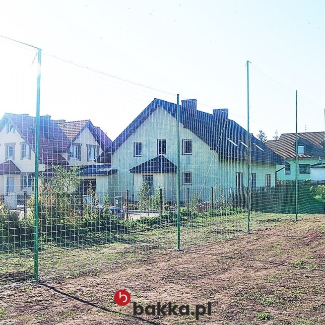 Siatki materiałowe na wymiar, wykonane z elastycznego polipropylenu w kolorze zielonym o grubości 4 mm i oczkach 10x10 cm, stanowią trwałe rozwiązanie do zabezpieczenia obiektów sportowych, zapewniając skuteczną barierę dzięki swej plecionej strukturze i wytrzymałości. Produkt dostępny w formie materiałowej, oferujący precyzyjne dopasowanie do indywidualnych potrzeb, doskonale ochrania różnorodne przestrzenie, będąc zarazem dyskretnym i funkcjonalnym elementem infrastruktury. w Bakka