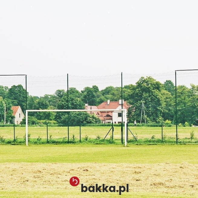   Bakka - Ogrodzenie boiska szkolnego - elastyczna siatka ochronna do zabezpieczeń z polipropylenowego tworzywa o zielonym lub szarym kolorze i oczkach o wymiarach 8x8 centymetrów 