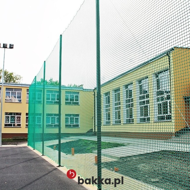 Siatka na piłkochwyt wykonana z polipropylenu w kolorach zielonym, białym lub czarnym o oczkach 2x2 cm, dostępna na… w Bakka
