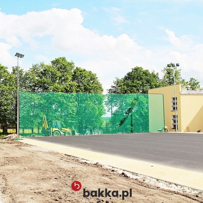   Bakka - Siatka ochronna na piłkochwyty o oczku 8x8 cm, wykonana z trwałego materiału w kolorze zielonym lub szarym, dostępna w indywidualnych rozmiarach. 