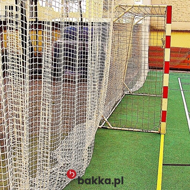  Bakka - Siatki na Piłkochwyty zielone i grafitowe z polipropylenu o oczku sześciocentymetrowym sprzedawane na wymiar jako elastyczne zabezpieczenia ochronne materiałowe plecione z tworzywa sztucznego. 
