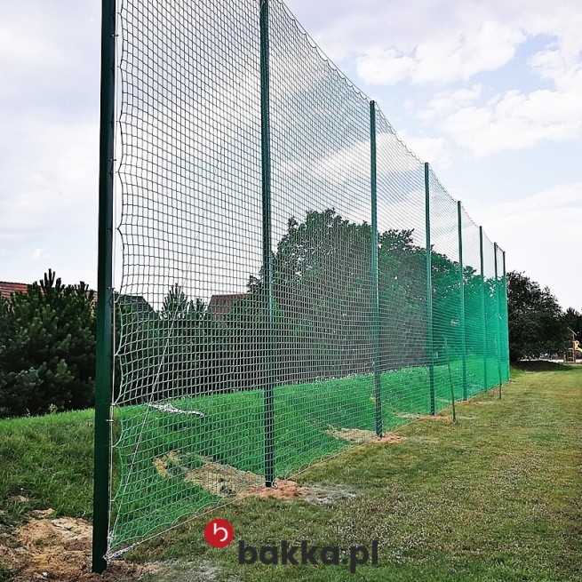 Solidna siatka ochronna wykonana z trwałego polipropylenu, o grubości 4 milimetrów i regularnych oczkach 4,5x4,5 cm, zapewnia skuteczną ochronę oraz jest dostępna w stonowanych kolorach zielonym i grafitowym, co pozwala na jej dyskretne wkomponowanie w otoczenie. Produkt jest sprzedawany na indywidualne zamówienie, dzięki czemu możliwe jest precyzyjne dopasowanie jego wymiarów do konkretnych potrzeb, co gwarantuje idealne zabezpieczenie wybranej powierzchni lub obiektu. w Bakka