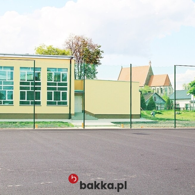   Bakka - Siatka ochronna na piłkochwyty z polipropylenu w kolorze zielonym o oczkach 10x10 cm, dostępna w indywidualnych rozmiarach. 