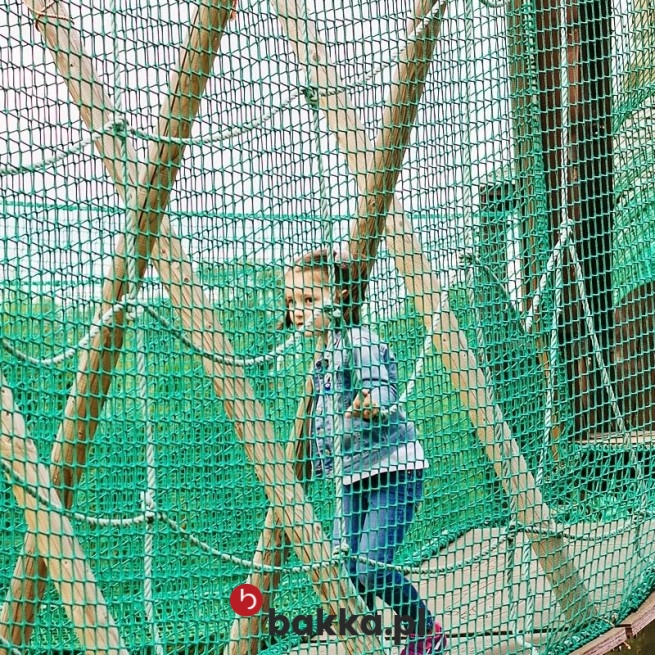   Bakka - Siatki ochronne do ogrodzeń placów zabaw wykonywane na wymiar z elastycznego tworzywa w formie plecionej siatki materiałowej o oczkach 6x6 cm dostępne w kolorze zielonym lub grafitowym. 