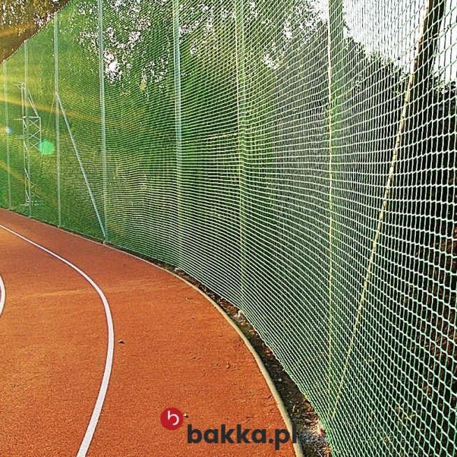Zielona siatka z polipropylenu o oczkach 10x10 cm doskonale zabezpiecza przestrzenie sportowe przed niekontrolowanym przemieszczaniem się sprzętu, dzięki czemu zapewnia bezpieczeństwo użytkownikom oraz pozwala na długotrwałe użytkowanie obiektu. Wytrzymała konstrukcja tej siatki ochronnej skutecznie ochrania tereny rekreacyjne przed różnorodnymi czynnikami, co znacząco wpływa na przedłużenie żywotności infrastruktury oraz minimalizuje potrzebę częstych napraw. w Bakka
