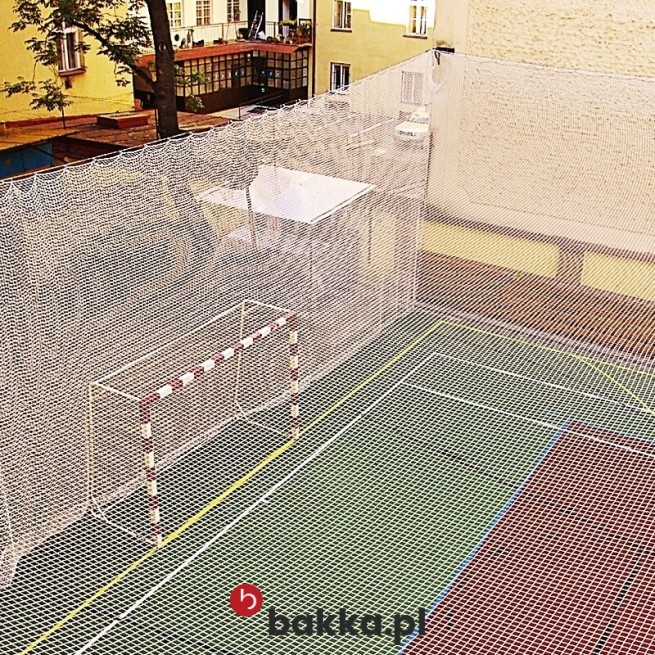   Bakka - Siatki zabezpieczające do ogrodzeń boisk na wymiar w wybranym kolorze z obszyciem, o elastycznej i trwałej strukturze plecionej z tworzywa, z oczkami o stałej wielkości. 