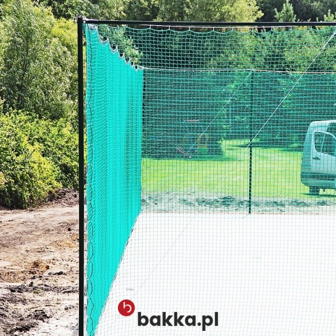 Nasze ogrodzenia boisk sportowych to siatki ochronne z trwałego polipropylenu, które produkujemy na wymiar, dopasowując je do twoich oczekiwanych wymiarów w kolorze zielonym lub szarym, co gwarantuje ich doskonałe dopasowanie do każdej lokalizacji. Siatki te, o oczkach 8x8 cm i grubości 5 mm, stanowią skuteczne zabezpieczenie, które solidnie chroni przestrzeń gry, a dzięki możliwości wyboru koloru i wykonaniu na indywidualny wymiar oferują funkcjonalność oraz estetyczny wygląd. w Bakka