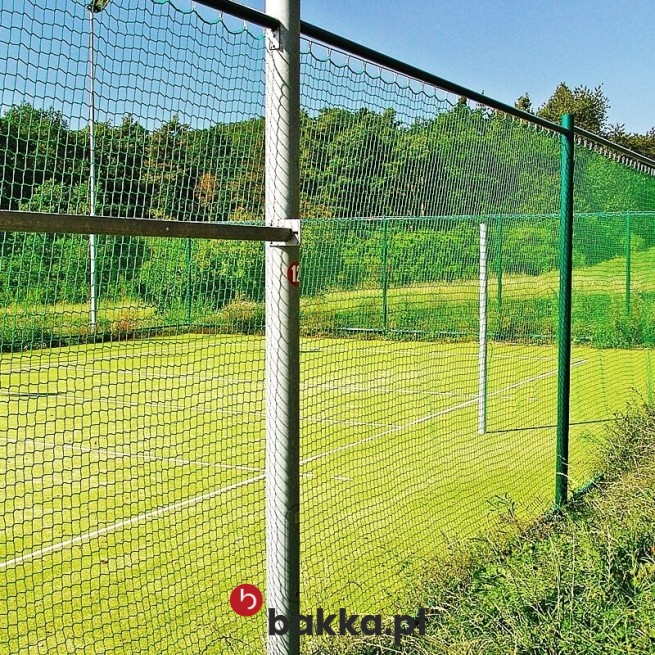   Bakka - Siatki zabezpieczające do ogrodzeń boisk na wymiar w wybranym kolorze z obszyciem, o elastycznej i trwałej strukturze plecionej z tworzywa, z oczkami o stałej wielkości. 