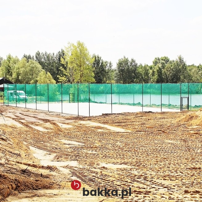   Bakka - Siatki zabezpieczające do ogrodzeń boisk na wymiar w wybranym kolorze z obszyciem, o elastycznej i trwałej strukturze plecionej z tworzywa, z oczkami o stałej wielkości. 