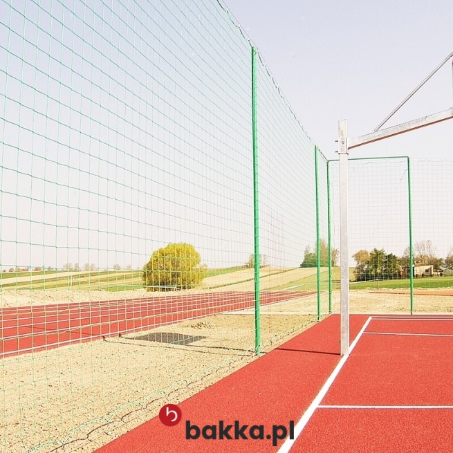 Siatka ochronna na ogrodzenie boiska sportowego, wykonana z polipropylenu, w kolorze zielonym, sprzedawana na wymiar w Bakka