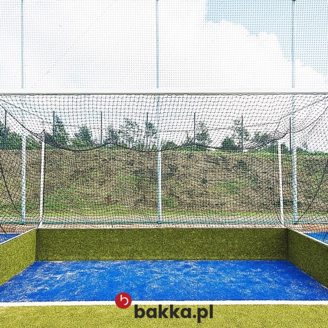 Nasze siatki sportowe są plecione na wymiar z elastycznych sznurków tekstylnych, co pozwala idealnie dopasować je do Twoich indywidualnych potrzeb i zapewnić optymalne rozwiązanie zabezpieczające. Dzięki oczkom o wymiarach 8x8 cm oraz starannemu wykonaniu, stanowią one wytrzymałą i skuteczną ochronę, która skutecznie zabezpiecza przestrzeń przed różnymi rodzajami zagrożeń. w Bakka